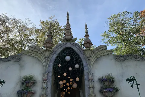 De sprookjesachtige ingang van de Droomvlucht in de Efteling