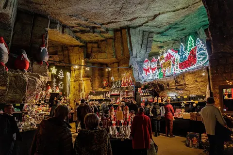 Kraampjes en kerstverlichting in een grot in Valkenburg
