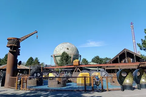 Een plein in Attractiepark Slagharen met een grote bol en een uitkijktoren op de achtergrond