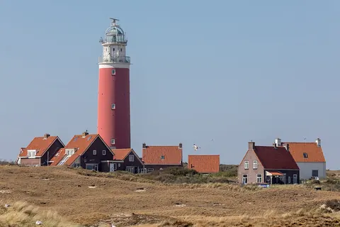 De rode vuurtoren Eierland boven de huisjes van De Cocksdorp op Texel
